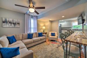 摩根敦Morgantown Home with Deck about 2 Mi to WV University!的带沙发和桌子的客厅