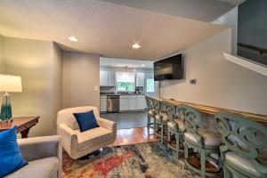 Morgantown Home with Deck about 2 Mi to WV University!的电视和/或娱乐中心