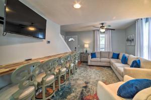 摩根敦Morgantown Home with Deck about 2 Mi to WV University!的带沙发和椅子的客厅