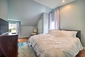 Morgantown Home with Deck about 2 Mi to WV University!客房内的一张或多张床位