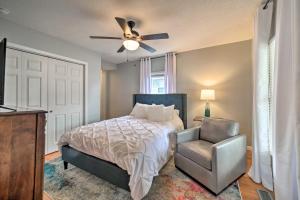 摩根敦Morgantown Home with Deck about 2 Mi to WV University!的卧室配有1张床、吊扇和1把椅子