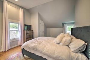 Morgantown Home with Deck about 2 Mi to WV University!客房内的一张或多张床位