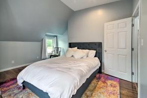 Morgantown Home with Deck about 2 Mi to WV University!客房内的一张或多张床位