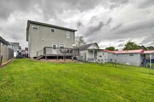 摩根敦Morgantown Home with Deck about 2 Mi to WV University!的一个大院子,有房子和栅栏