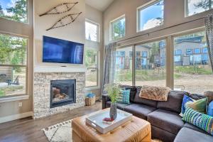 Μια τηλεόραση ή/και κέντρο ψυχαγωγίας στο Rendezvous Buckhorn Cabin By Hiking Trails