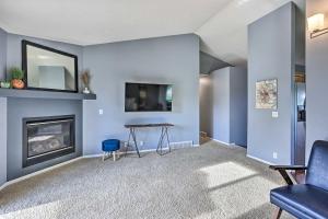 Imagen de la galería de Bright Omaha Family Home with Grill and Deck!, en Omaha