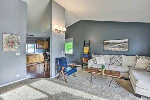 Imagen de la galería de Bright Omaha Family Home with Grill and Deck!, en Omaha