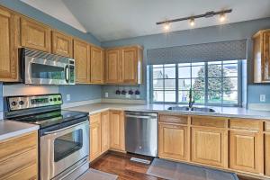 Imagen de la galería de Bright Omaha Family Home with Grill and Deck!, en Omaha 21 fotos más