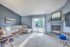 Imagen de la galería de Bright Omaha Family Home with Grill and Deck!, en Omaha