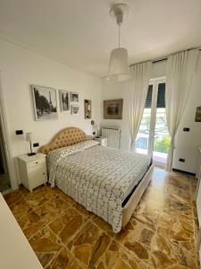 - une chambre avec un lit et une grande fenêtre dans l'établissement Casa Bonelli, à Sestri Levante