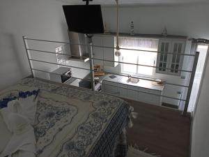 mały pokój z łóżkiem i kuchnią w obiekcie Caleta de Interian Loft Sasy w mieście Los Silos