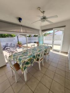 una sala da pranzo con tavolo e sedie su un patio di Torredembarra cosy, well equipped house, 5 min. from the beach a Torredembarra