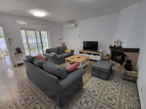 A television and/or entertainment centre at Torredembarra cosy, well equipped house, 5 min. from the beach