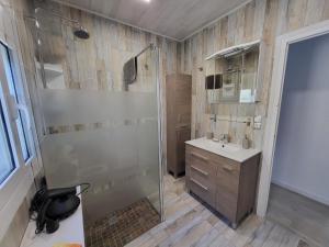 A bathroom at Torredembarra cosy, well equipped house, 5 min. from the beach