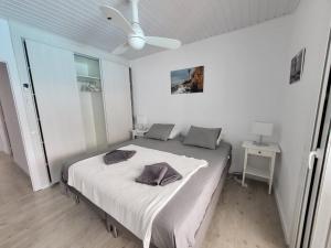 A bed or beds in a room at Torredembarra cosy, well equipped house, 5 min. from the beach Még 13 kép