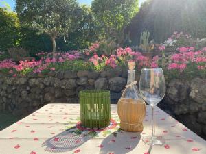 - une table avec 2 verres et une bouteille de vin dans l'établissement Etna Vintage, à Linguaglossa