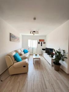 a living room with a couch and a tv at Bed & Breakfast Descanso y Relax in Puerto del Rosario