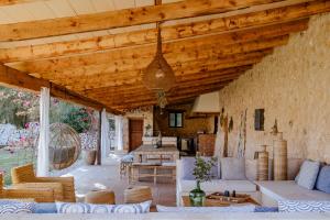 a large living room with a wooden ceiling at Finca Gomera - Agroturismo Hotel in Cala Pi