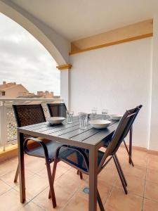 stół jadalny z 2 krzesłami i balkon w obiekcie Ribera Beach 1 - 2906 w mieście Mar de Cristal