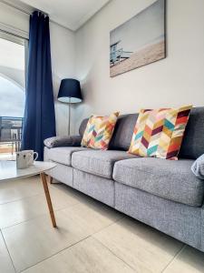 salon z kanapą i stołem w obiekcie Ribera Beach 1 - 2906 w mieście Mar de Cristal +29 zdjęć