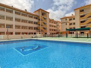 duży basen przed budynkiem w obiekcie Ribera Beach 1 - 2906 w mieście Mar de Cristal