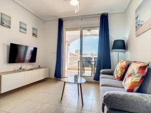 salon z kanapą i telewizorem w obiekcie Ribera Beach 1 - 2906 w mieście Mar de Cristal
