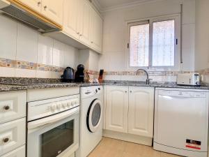 Kuchnia lub aneks kuchenny w obiekcie Ribera Beach 1 - 2906
