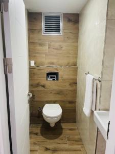 uma pequena casa de banho com um WC e uma janela em Apart Angel Suit 3 em Nevşehir