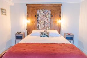 1 dormitorio con 1 cama grande y cabecero de madera en Domaine de Montizeau, en Lailly-en-Val