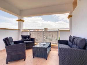 salon z krzesłami i stołem w obiekcie Ribera Beach 1 - 2906 w mieście Mar de Cristal