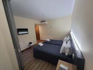 a hotel room with a bed and a television at APOLINÁRIO in Castrovicente