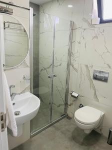 een badkamer met een douche, een toilet en een wastafel bij Apart Angel Suit 3 in Nevsehir