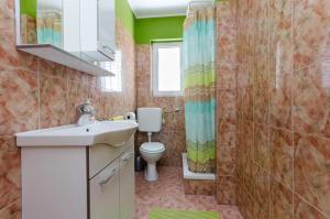un baño con lavabo e inodoro en Apartments Marotin, en Rab 34 fotos más