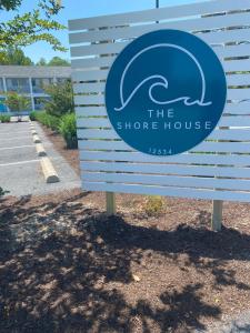una señal para la casa de la costa frente a un edificio en The ShoreHouse, en Ocean City
