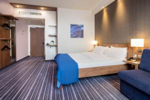 En eller flere senge i et værelse på Holiday Inn Express Friedrichshafen, an IHG Hotel