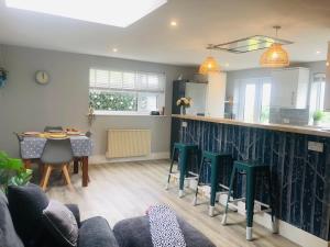 Detached, peaceful, spacious with easy access and very large garden的休息区