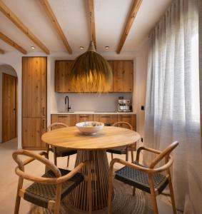 kuchnia z drewnianym stołem i 2 krzesłami w obiekcie Casa La Marina - Zahara de los Atunes w mieście Zahara de los Atunes