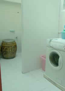 28 Rachabutr Hostel tesisinde bir banyo