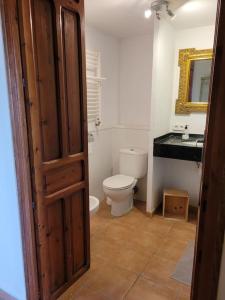 a bathroom with a toilet and a sink at ZINC in Mutxamel