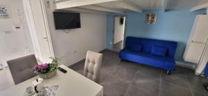特羅佩阿的住宿－Monolocale Love Loft，客厅配有蓝色的沙发和桌子