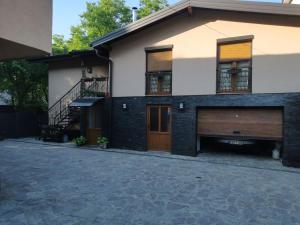 una casa con dos puertas de garaje y una escalera en House Leyla, en Bihać