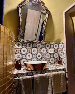 W łazience znajduje się umywalka i lustro. w obiekcie Il Saraceno B&B w mieście Carovigno
