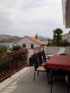 Un balcón con sillas y una mesa con vistas. en Apartments Ana en Grebaštica