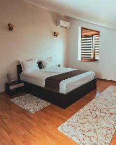 una camera con un grande letto e una finestra di Delta Est Hotel & Restaurant a Sulina