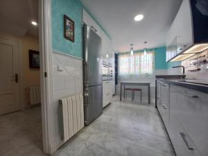 Virtuvė arba virtuvėlė apgyvendinimo įstaigoje Adosado con piscina y vistas al mar.