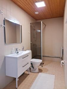 Ett badrum på Terrace Apartments at Kirkkokatu