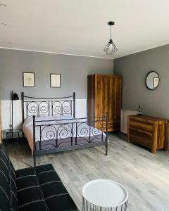ein Schlafzimmer mit einem Bett, einem Sofa und einem Tisch in der Unterkunft Apartamenty ToTuGdynia 6 in Gdynia