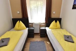 Postel nebo postele na pokoji v ubytování Ferienwohnungen und Zimmer Yassi