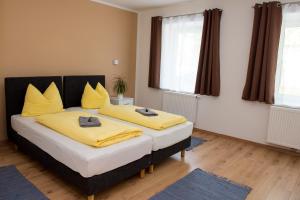 Postel nebo postele na pokoji v ubytování Ferienwohnungen und Zimmer Yassi