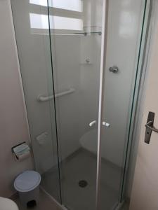uma cabina de duche em vidro numa casa de banho com WC em Apart hotel Centro Porto Alegre em Porto Alegre